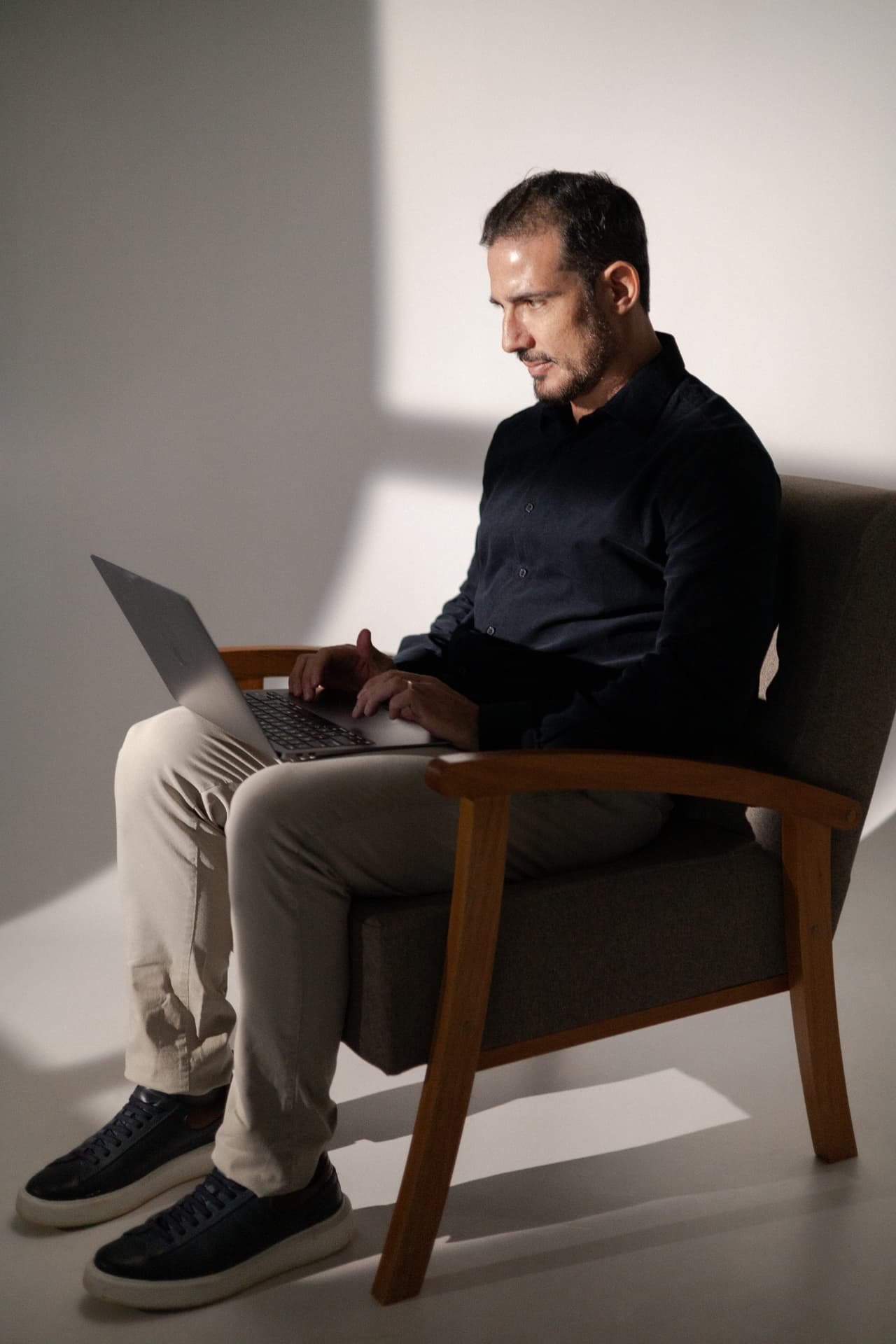 Especialista da DocOn analisando dados de campanhas de marketing médico no notebook