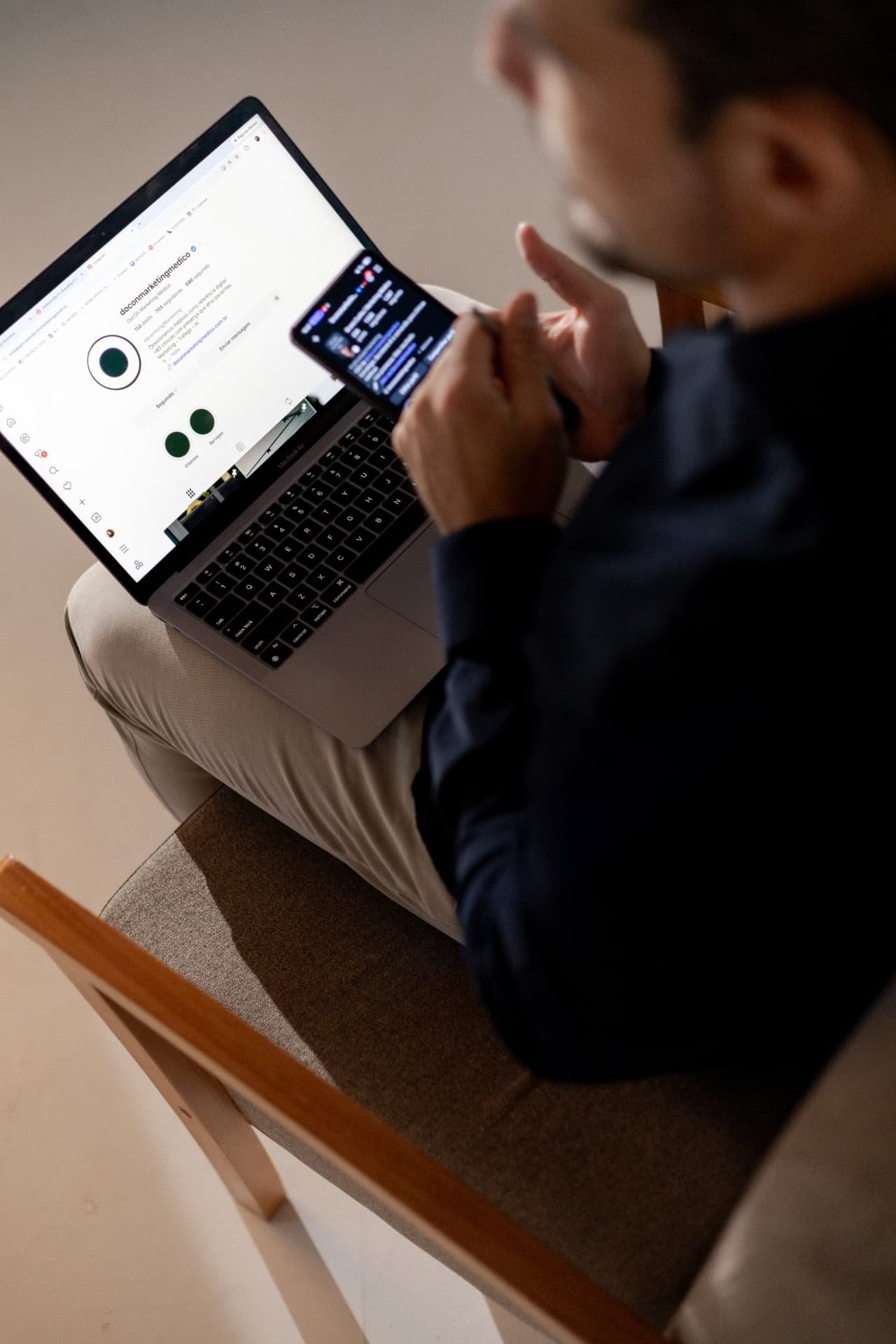 Perfil da DocOn Marketing Médico no Instagram sendo analisado durante planejamento de conteúdo